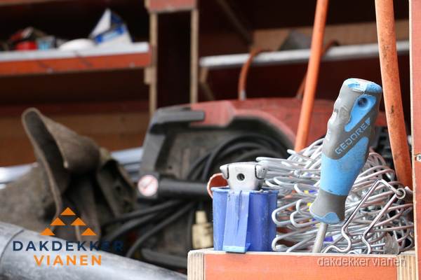Professioneel gereedschap van dakdekker in Vianen