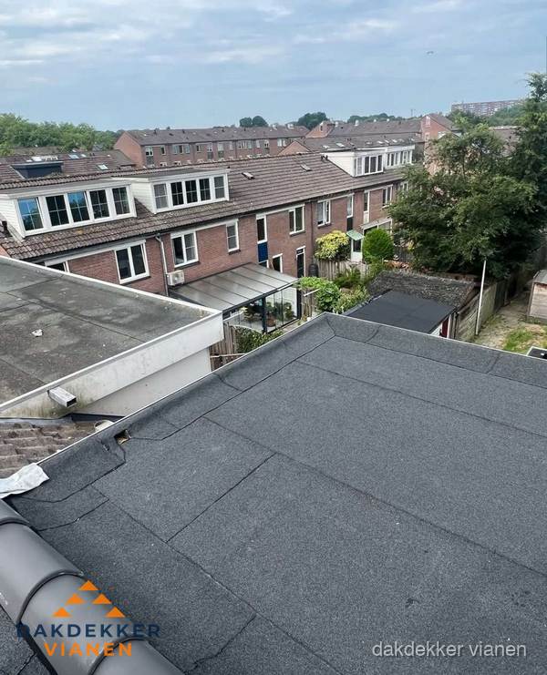 Vernieuwd plat dak met bitumen in woonwijk in Vianen Vernieuwd plat dak met bitumen in woonwijk in Vianen