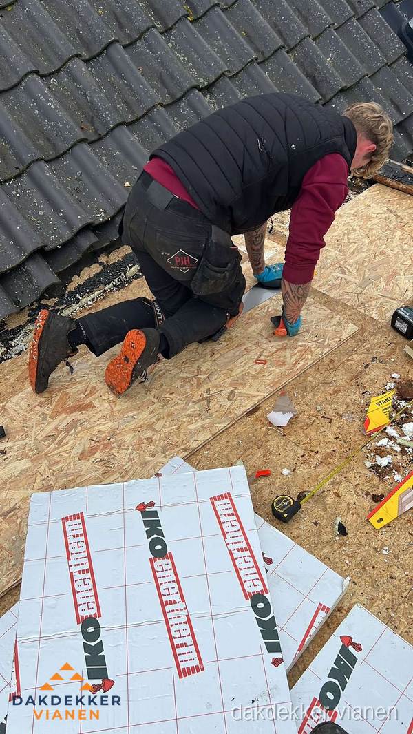 Dakdekker plaatst PIR-isolatieplaten op plat dak in Vianen