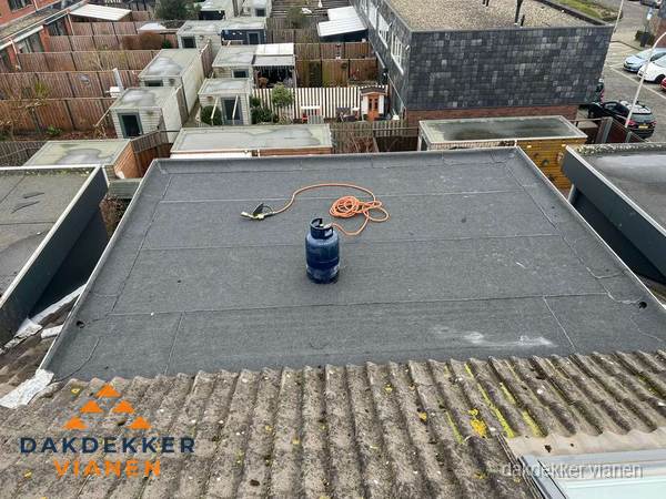 Dakreparatie plat dak met bitumen in Vianen