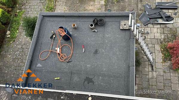 Plat dak met nieuwe bitumen bedekking in Vianen Plat dak met nieuwe bitumen bedekking in Vianen