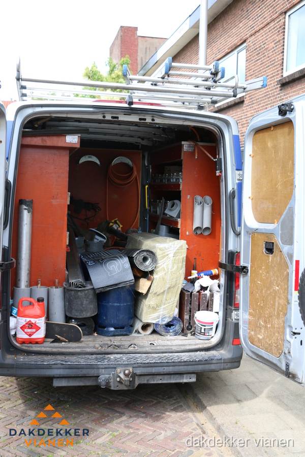 Bedrijfsbus van dakdekker met gereedschap en materialen in Vianen