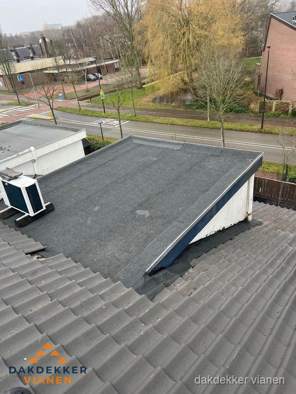Plat dak met bitumen isolatie en dakbedekking in Vianen Plat dak met bitumen isolatie en dakbedekking in Vianen