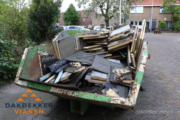 Puincontainer met oud dakmateriaal na dakrenovatie in Vianen