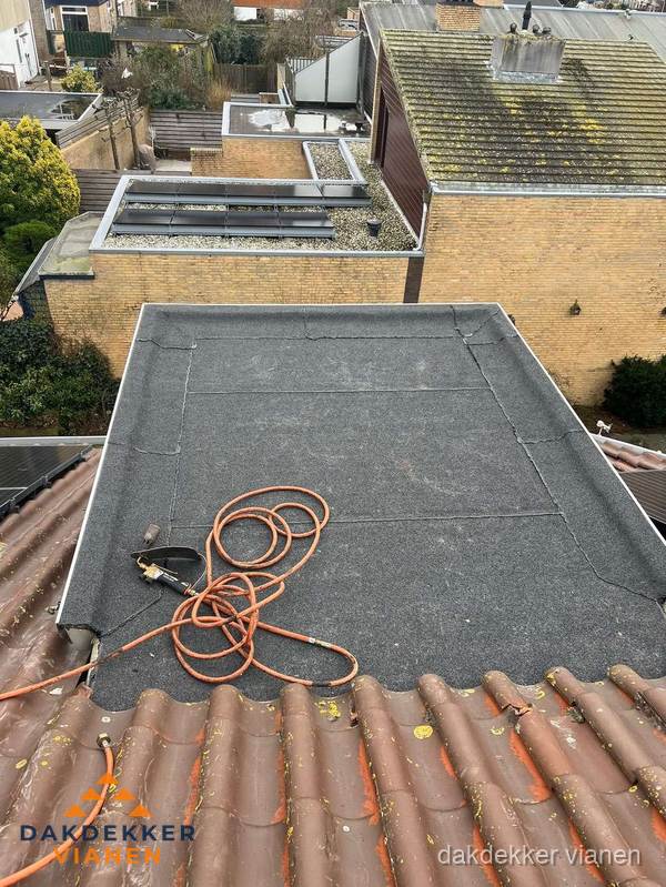 Reparatie aansluiting plat dak en schuin dak in Vianen
