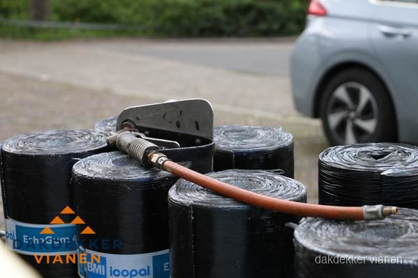 Rollen bitumen dakbedekking EshaGum klaar voor installatie in Vianen Rollen bitumen dakbedekking EshaGum klaar voor installatie in Vianen