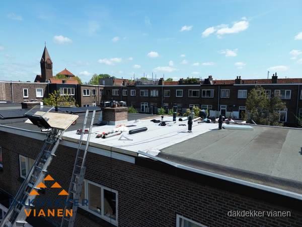 Dakdekkers aan het werk op plat dak in Vianen Dakdekkers aan het werk op plat dak in Vianen