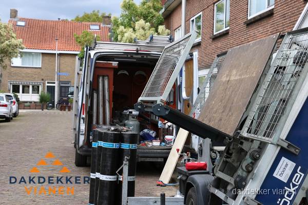 Dakdekkers aan het werk op plat dak in Vianen