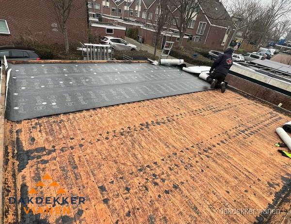 Dakdekker legt onderlaag op plat dak met houten constructie in Vianen