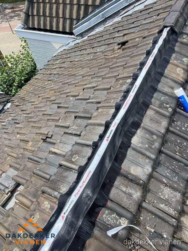 Nokvorst renovatie met Koramic nokrol op schuin pannendak in Vianen