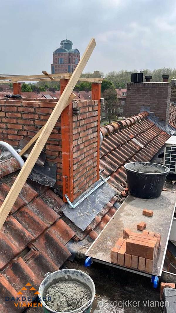 Schoorsteen renovatie met metselwerk op schuin dak in Vianen