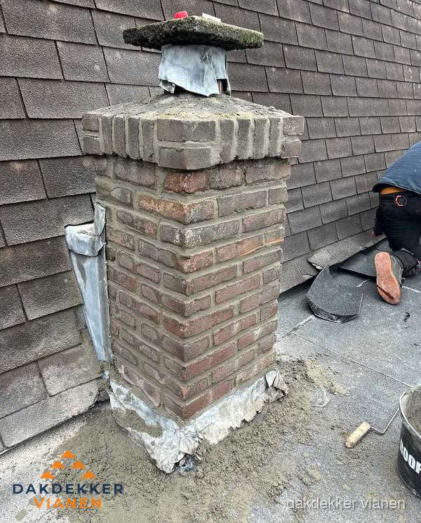 Schoorsteen reparatie met lood en voegwerk op leien dak in Vianen