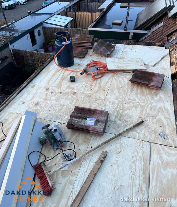 Dakreparatie werkzaamheden op plat dak met gereedschap in Vianen