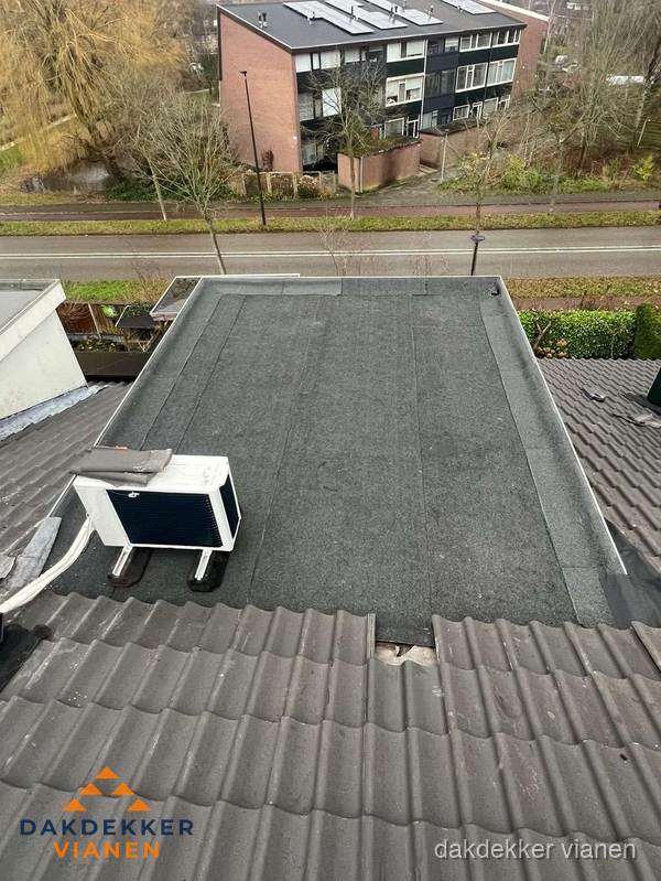 Plat dak inspectie met bitumen bedekking naast schuin pannendak in Vianen Plat dak inspectie met bitumen bedekking naast schuin pannendak in Vianen