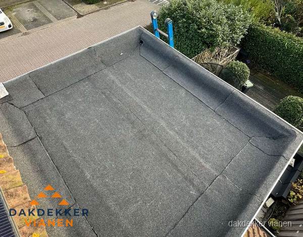 Gerenoveerd plat dak met nieuwe bitumen dakbedekking in Vianen Gerenoveerd plat dak met nieuwe bitumen dakbedekking in Vianen
