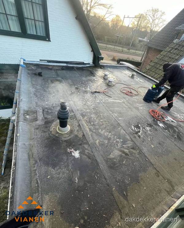 Dakdekker verhelpt daklekkage op plat dak in Vianen