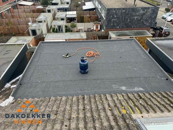 Plat dak met bitumen dakbedekking en brander in Vianen Plat dak met bitumen dakbedekking en brander in Vianen