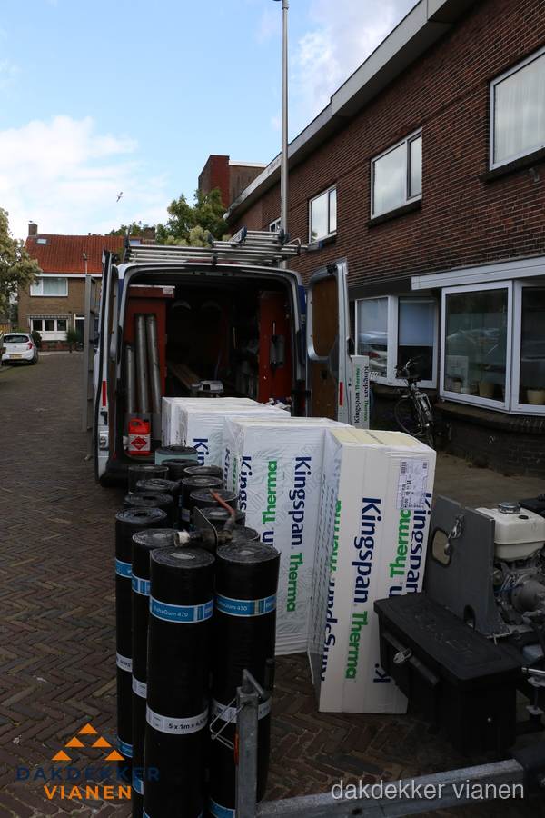 Levering van Kingspan isolatieplaten en bitumenrollen voor dakproject in Vianen