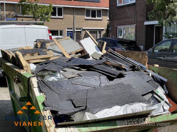 Afvalcontainer met gesloopt dakmateriaal tijdens dakkapel renovatie in Vianen