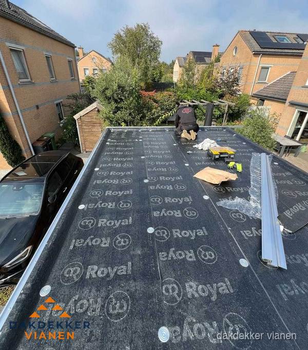 Dakdekker aan het werk op plat dak renovatie in Vianen