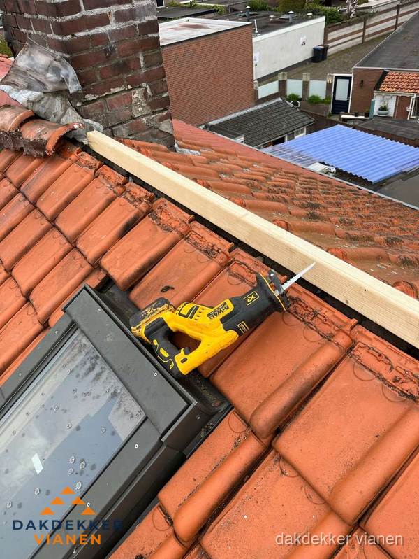 Afgewerkt plat dak met bitumen dakbedekking in Vianen