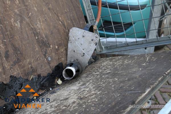 Dakdekkers gasbrander voor bitumen werkzaamheden in Vianen