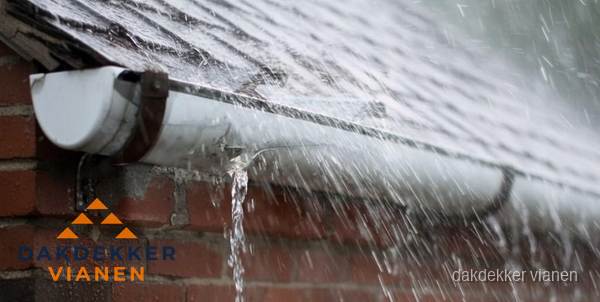 Lekkende dakgoot tijdens regenval in Vianen