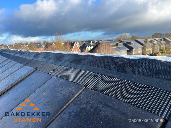 Dakisolatie bij de nok met ventilatieprofiel op schuin dak in Vianen Dakisolatie bij de nok met ventilatieprofiel op schuin dak in Vianen