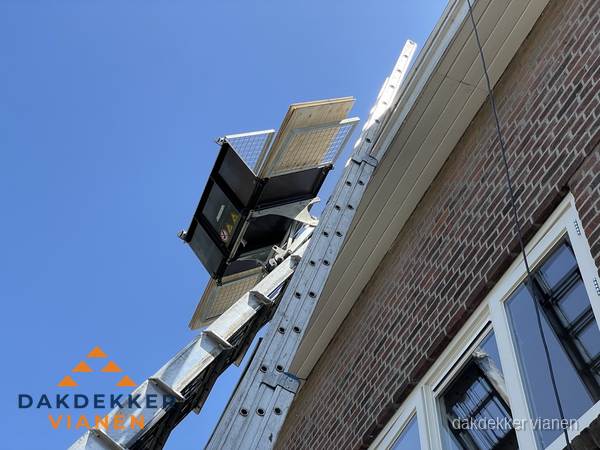 Dakgoot vervangen met dakdekkerslift in Vianen
