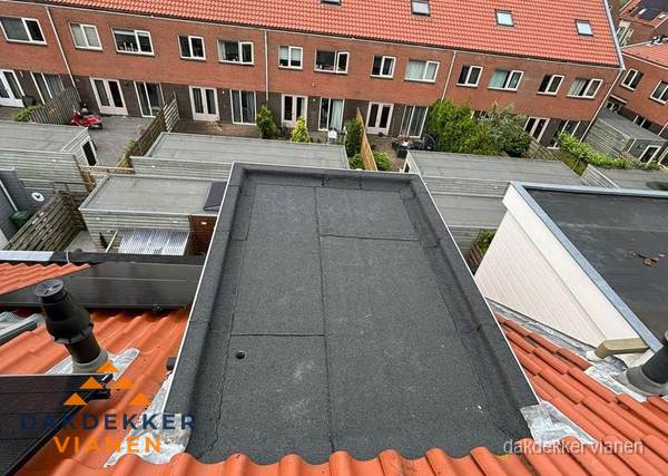 Plat dak met bitumen bedekking naast dakkapel in Vianen