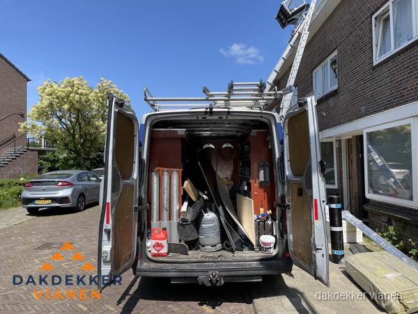 Spoed dakdekker bus met gereedschap en ladder bij woning in Vianen