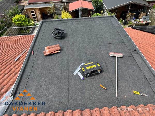 Nieuw plat dak met bitumen dakbedekking in Vianen