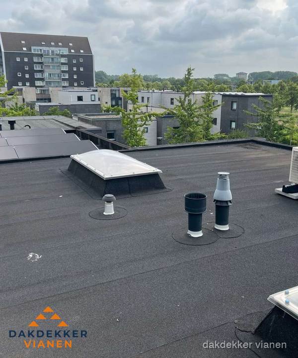 Groot plat dak met lichtkoepel en dakdoorvoeren in Vianen Groot plat dak met lichtkoepel en dakdoorvoeren in Vianen