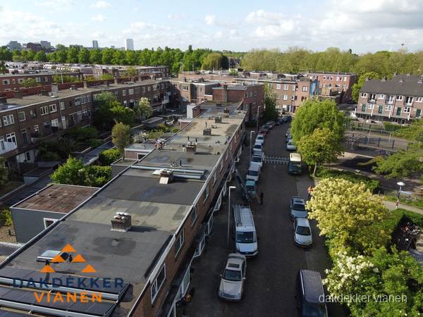 Luchtfoto dakinspectie woonwijk in Vianen