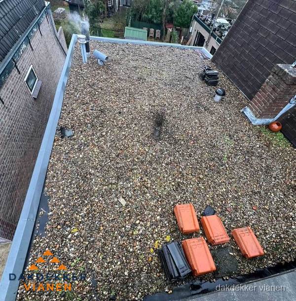 Plat dak met grindballast en dakdoorvoeren in Vianen