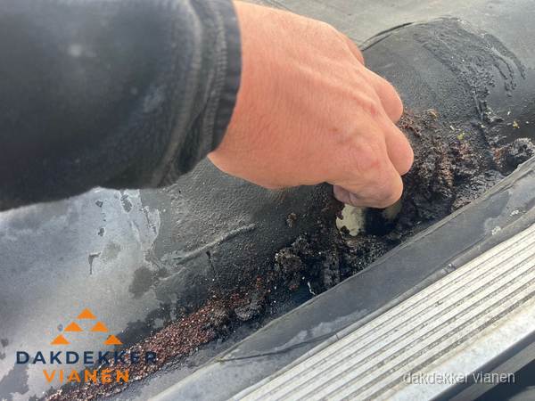 Schade aan bitumen dakbedekking op plat dak in Vianen