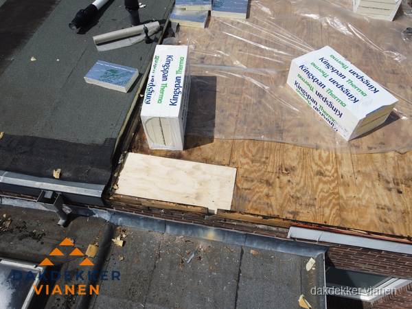 Plat dak isolatie met Kingspan isolatieplaten tijdens renovatie in Vianen