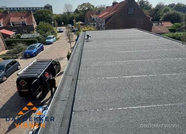 Nieuw bitumen plat dak met uitzicht over woonwijk in Vianen