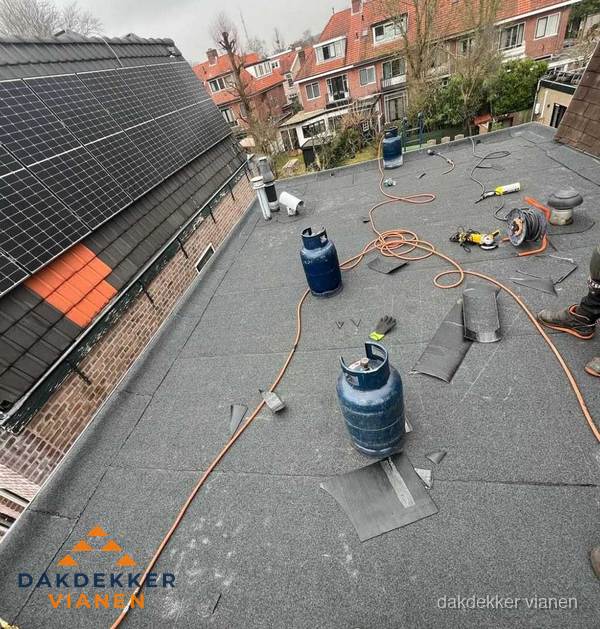 Daklekkage repareren met brandgereedschap op plat dak in Vianen