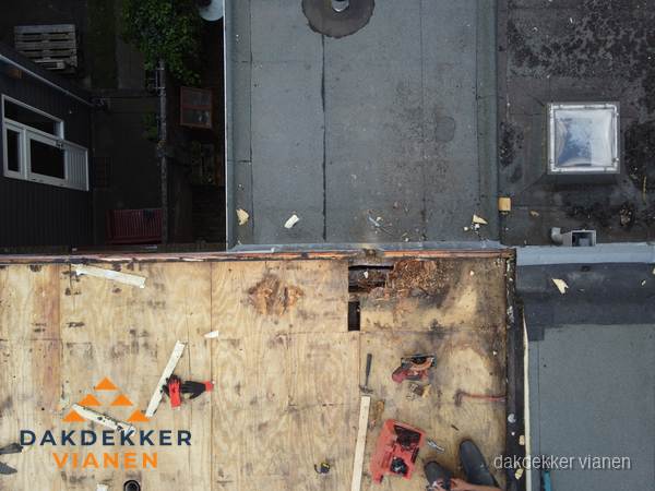 Dakschade en renovatie plat dak vanuit de lucht in Vianen