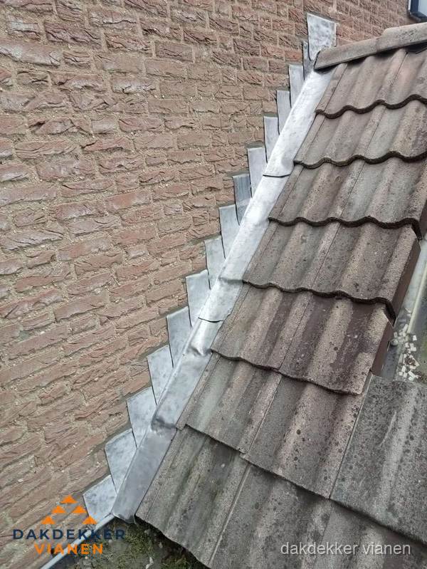 Loodslabben langs dakaansluiting bij bakstenen muur in Vianen
