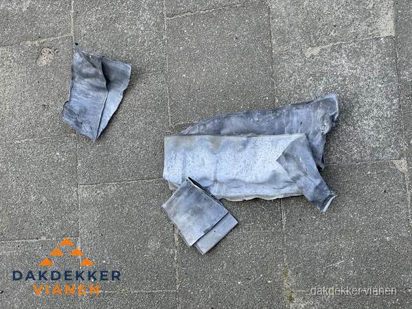 Oude verwijderde loodslabben na vervanging in Vianen