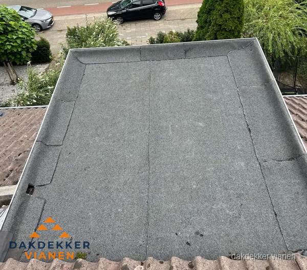 Nieuw aangebrachte bitumen dakbedekking op plat dak in Vianen