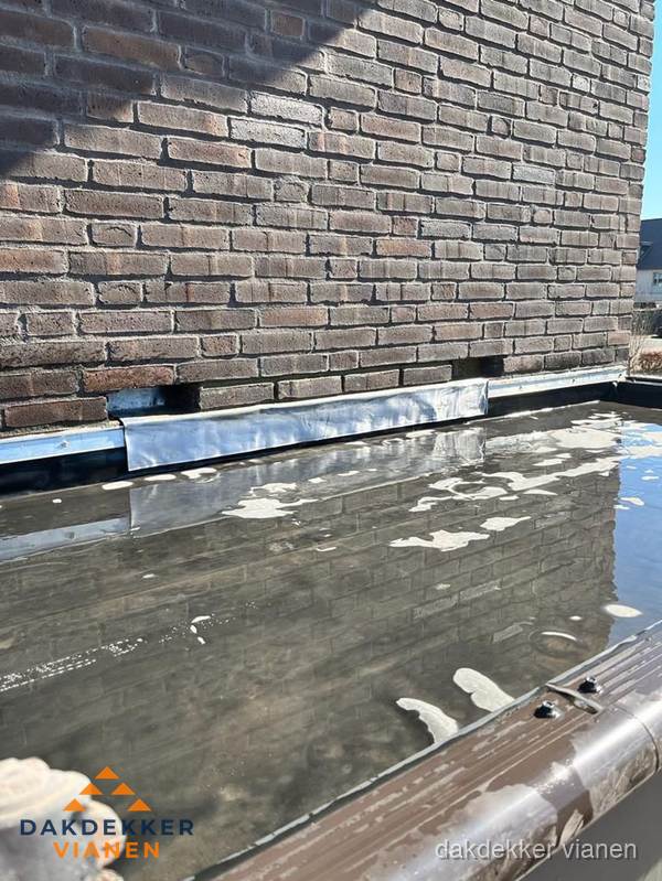 Stilstaand water op plat dak door slechte afwatering in Vianen
