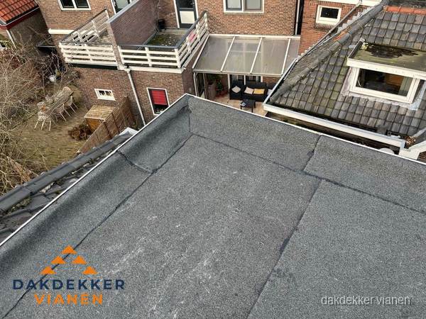 Overzicht plat dak met dakgoot in woonwijk Vianen Overzicht plat dak met dakgoot in woonwijk Vianen