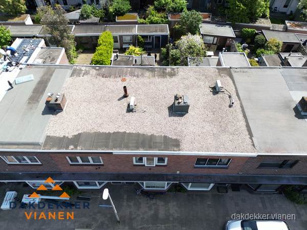 Dakdekker aan het werk op plat dak renovatie in Vianen Dakdekker aan het werk op plat dak renovatie in Vianen