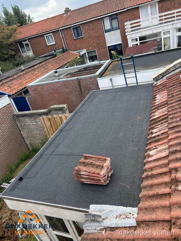 Aanbouw plat dak met reservepannen voor dakpannen vervangen in Vianen