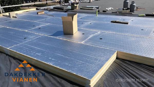 PIR isolatieplaten worden gelegd op plat dak voor dakisolatie in Vianen