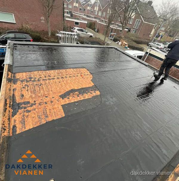 Dakdekker brengt EPDM dakbedekking aan op plat dak in Vianen