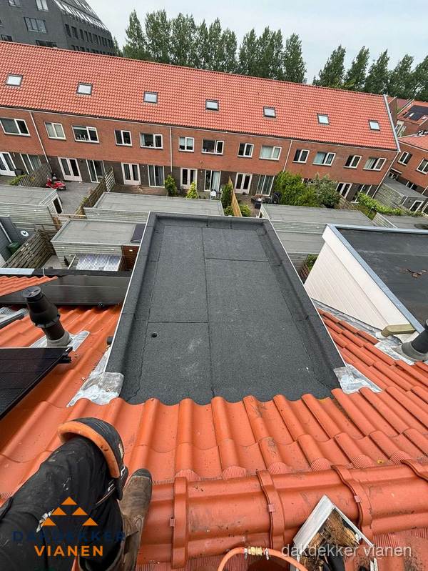 Bitumen dak reparatie op plat dak tussen dakpannen in Vianen